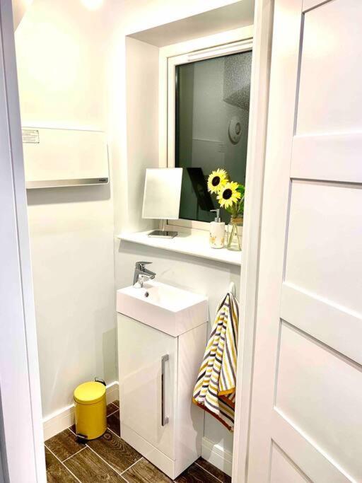 Centrally Situated House Plus Private Parking Cheltenham Exterior foto